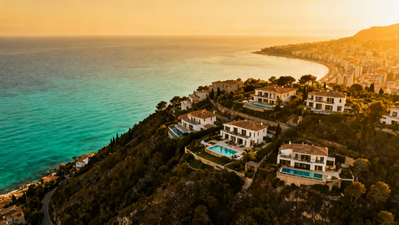 Vue panoramique d'une ville cotiere au coucher du soleil